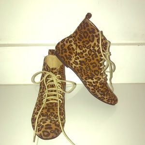 BOGO❤️High top shoes animal print size 6